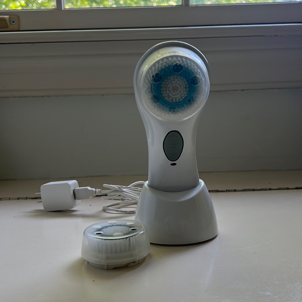 Rechargeable electric Nova facial cleaner